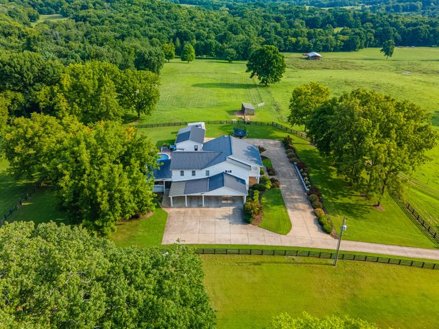 4000 Cantebury Dr, Culleoka, TN 38451