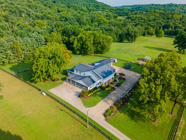 4000 Cantebury Dr, Culleoka, TN 38451
