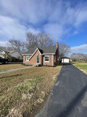 412 Meador Dr, Lafayette, TN 37083