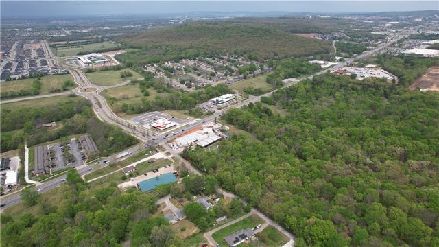 1766 Smokehouse Trail, Fayetteville, AR 72701