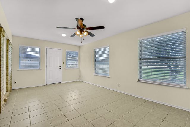 910 Kiowa Drive W, Lake Kiowa, TX 76240