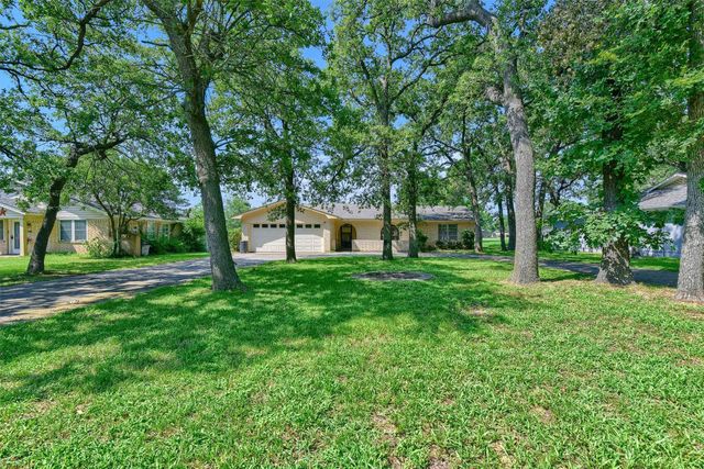 910 Kiowa Drive W, Lake Kiowa, TX 76240