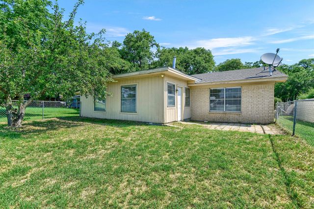 910 Kiowa Drive W, Lake Kiowa, TX 76240