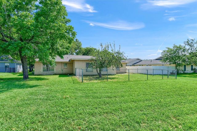 910 Kiowa Drive W, Lake Kiowa, TX 76240