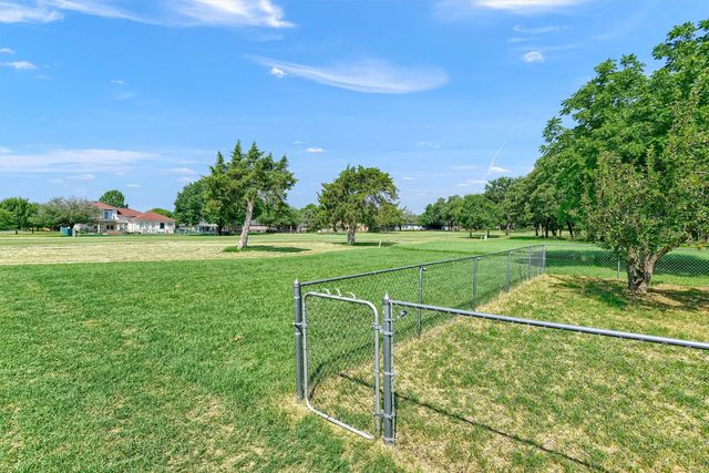 910 Kiowa Drive W, Lake Kiowa, TX 76240