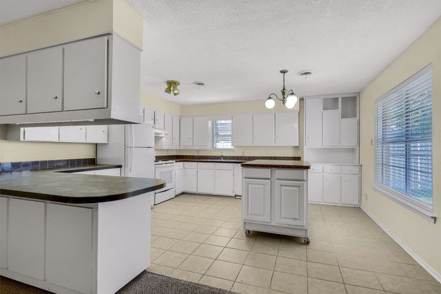 910 Kiowa Drive W, Lake Kiowa, TX 76240