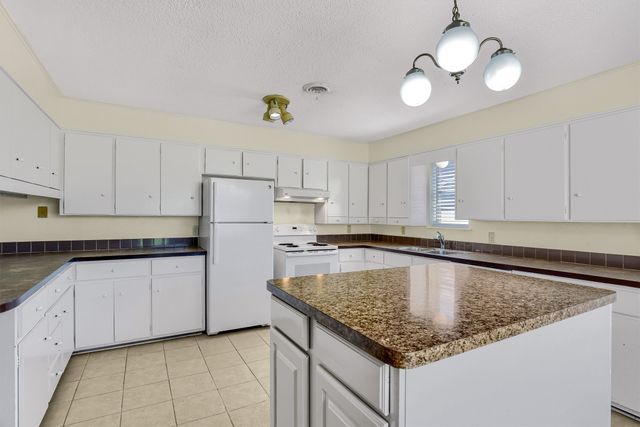 910 Kiowa Drive W, Lake Kiowa, TX 76240