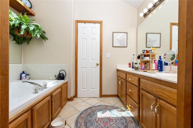 7431 N Lewis Avenue, Kansas City, MO 64158