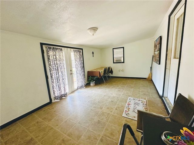 735 San Antonio Avenue, Seguin, TX 78155
