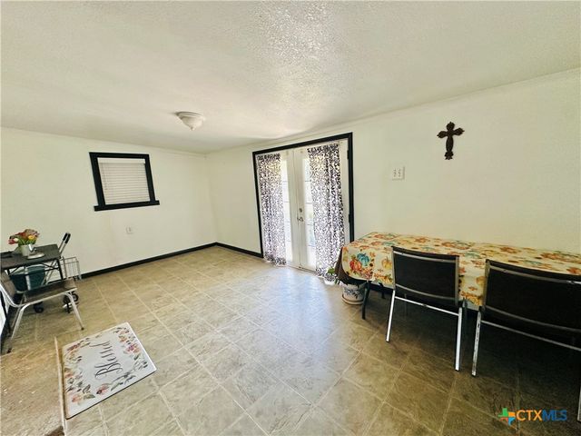 735 San Antonio Avenue, Seguin, TX 78155