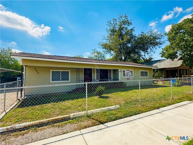 735 San Antonio Avenue, Seguin, TX 78155