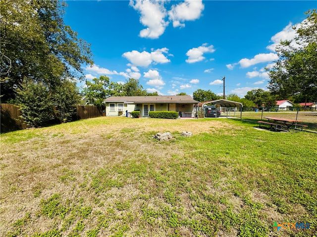735 San Antonio Avenue, Seguin, TX 78155
