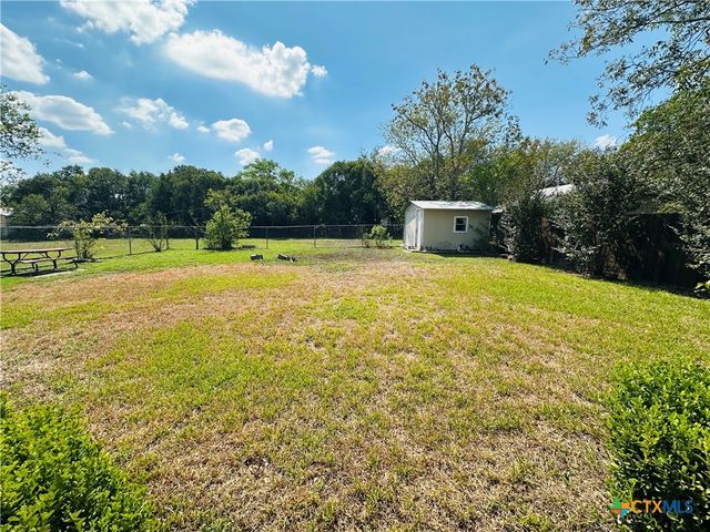 735 San Antonio Avenue, Seguin, TX 78155