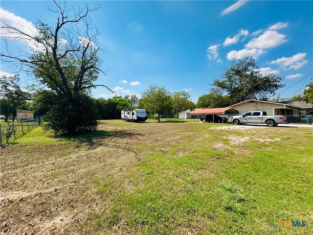 735 San Antonio Avenue, Seguin, TX 78155