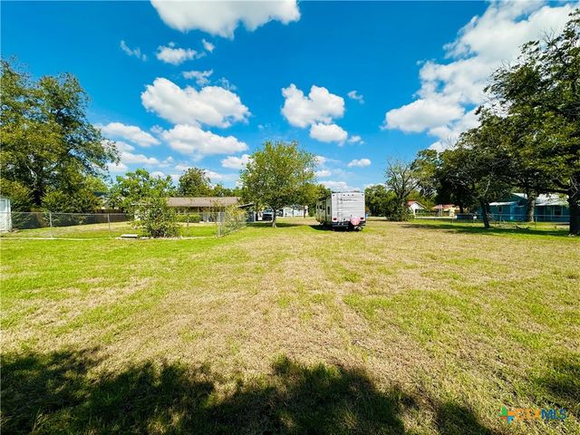 735 San Antonio Avenue, Seguin, TX 78155