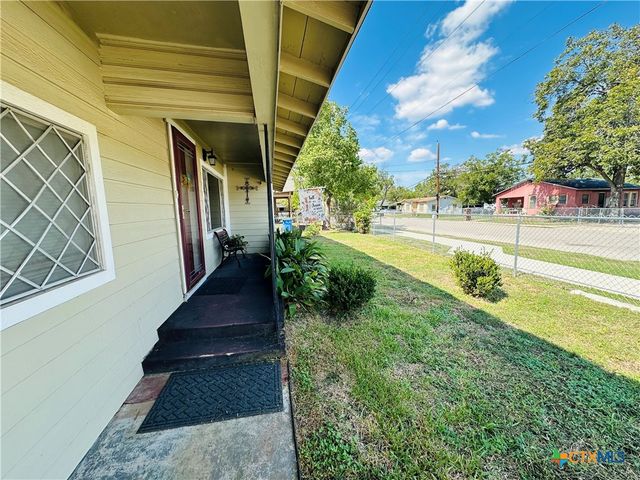 735 San Antonio Avenue, Seguin, TX 78155