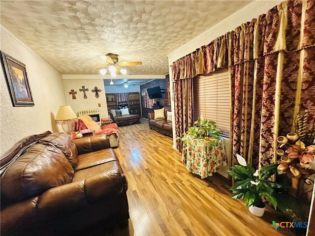 735 San Antonio Avenue, Seguin, TX 78155
