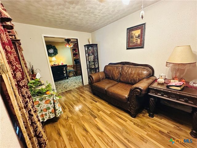 735 San Antonio Avenue, Seguin, TX 78155