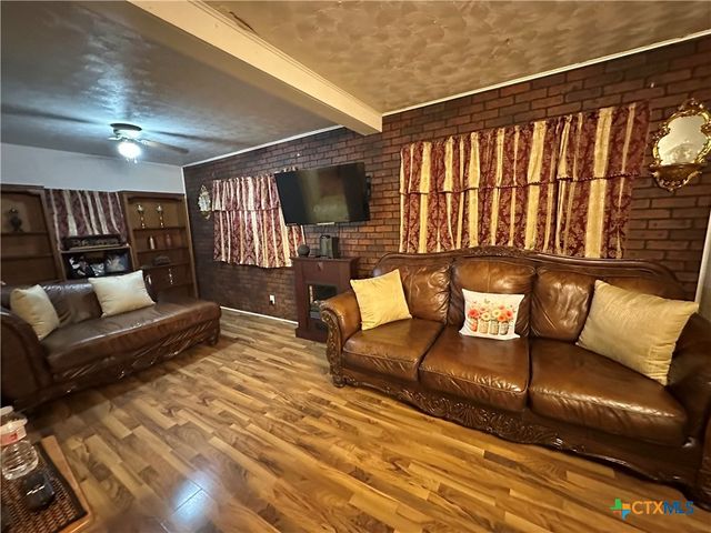735 San Antonio Avenue, Seguin, TX 78155