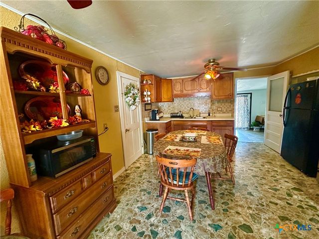 735 San Antonio Avenue, Seguin, TX 78155
