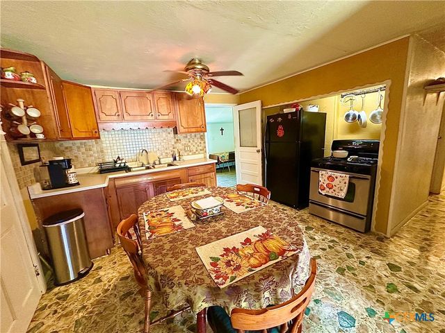 735 San Antonio Avenue, Seguin, TX 78155