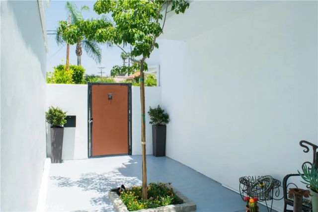 542 N Kilkea Drive, Los Angeles, CA 90048