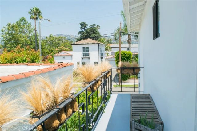 542 N Kilkea Drive, Los Angeles, CA 90048