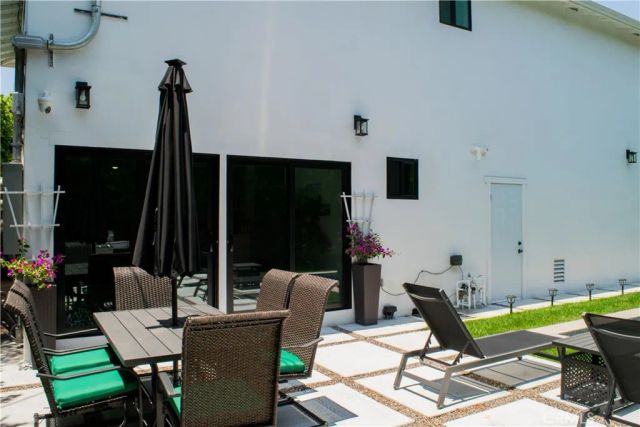 542 N Kilkea Drive, Los Angeles, CA 90048