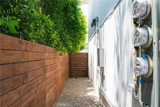 542 N Kilkea Drive, Los Angeles, CA 90048