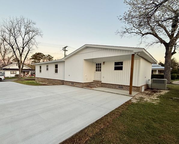 209 W Commerce Street, Hartford, AL 36344