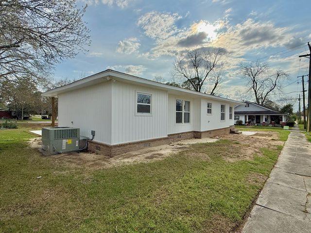 209 W Commerce Street, Hartford, AL 36344