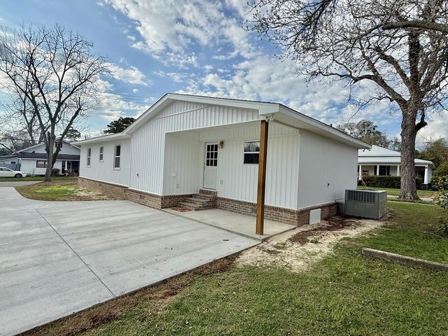 209 W Commerce Street, Hartford, AL 36344