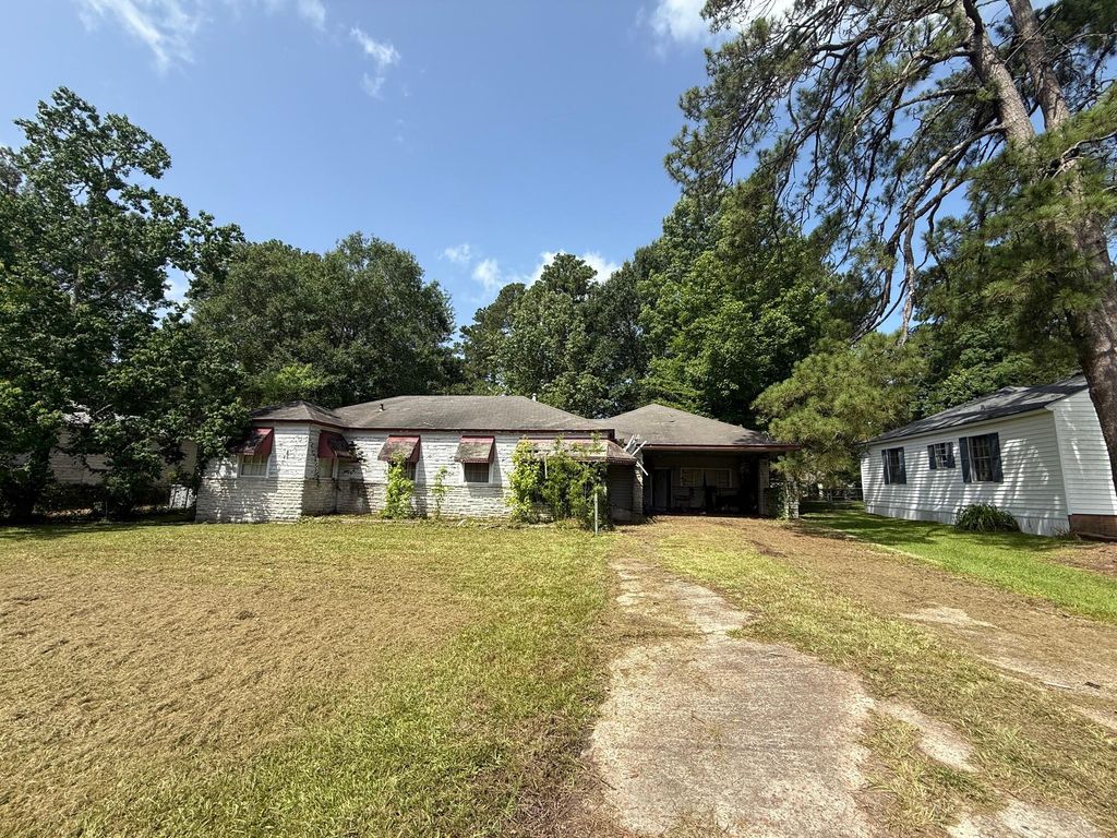 1104 John Paul Jones Ave, Leesville, LA 71446