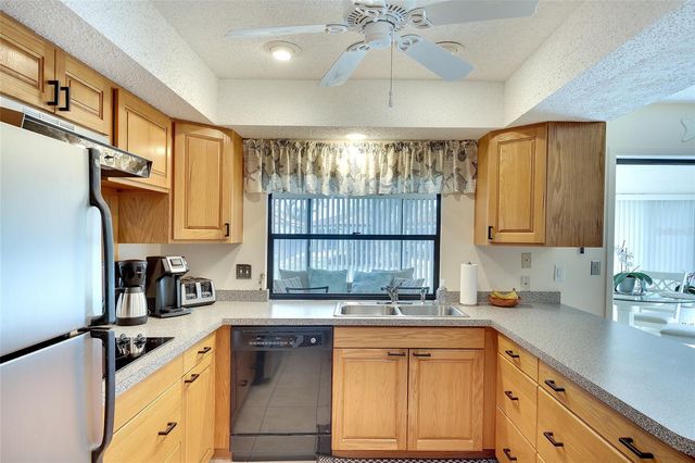 6004 VIVIENDA DRIVE 8, Bradenton, FL 34207