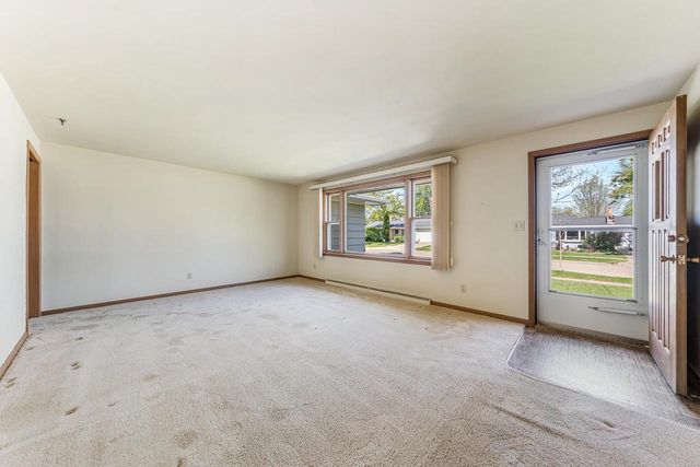 2721 N VIOLA STREET, Appleton, WI 54911