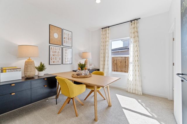 984 Deerhorn Drive W, Madera, CA 93636