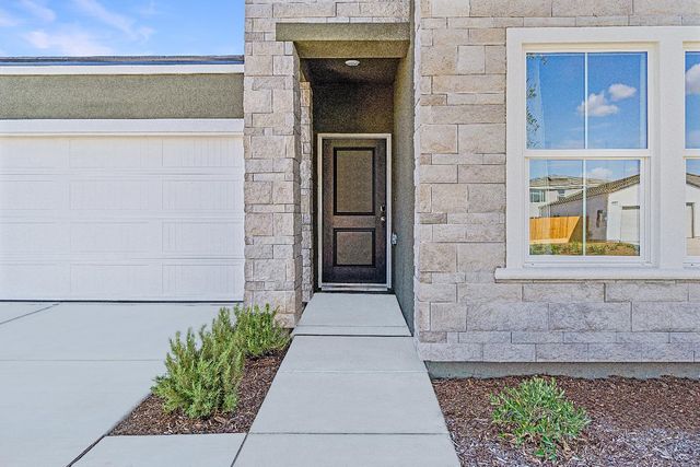 984 Deerhorn Drive W, Madera, CA 93636