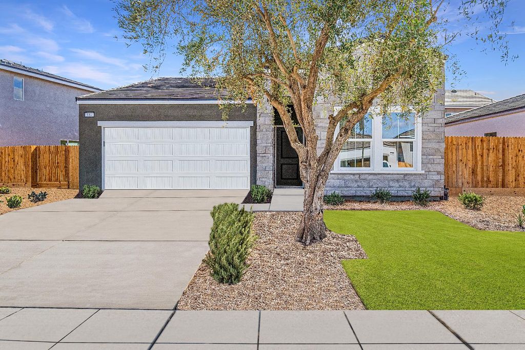 984 Deerhorn Drive W, Madera, CA 93636