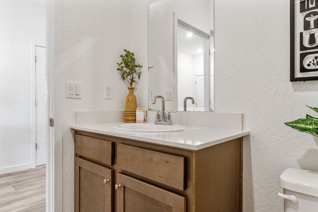 Image 10 of property listing at 984 Deerhorn Drive W, Madera, CA 93636