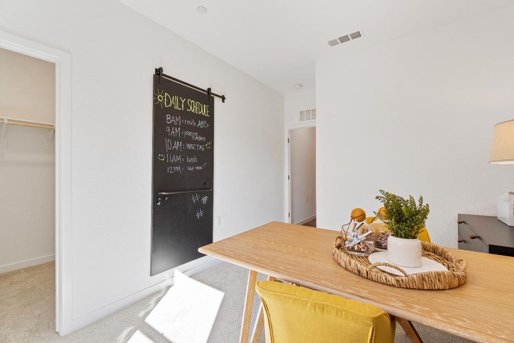 Image 12 of property listing at 984 Deerhorn Drive W, Madera, CA 93636