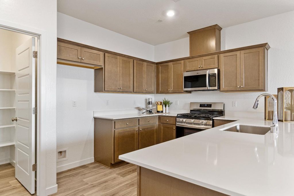 Image 16 of property listing at 984 Deerhorn Drive W, Madera, CA 93636