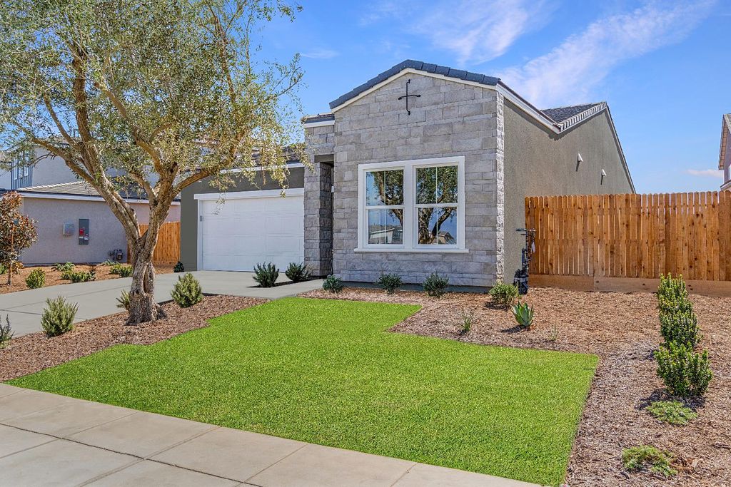 Image 2 of property listing at 984 Deerhorn Drive W, Madera, CA 93636