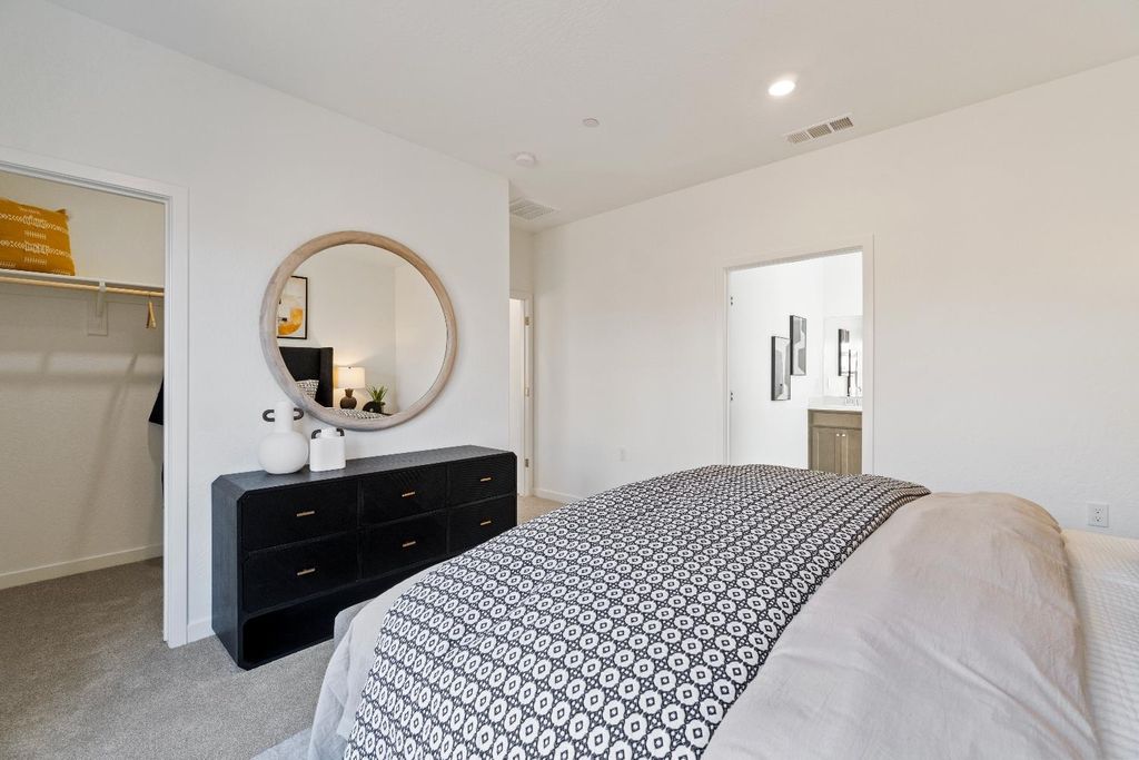 Image 25 of property listing at 984 Deerhorn Drive W, Madera, CA 93636