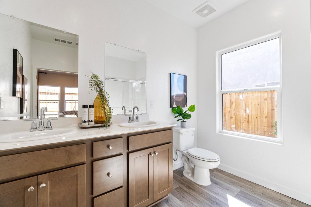 Image 28 of property listing at 984 Deerhorn Drive W, Madera, CA 93636