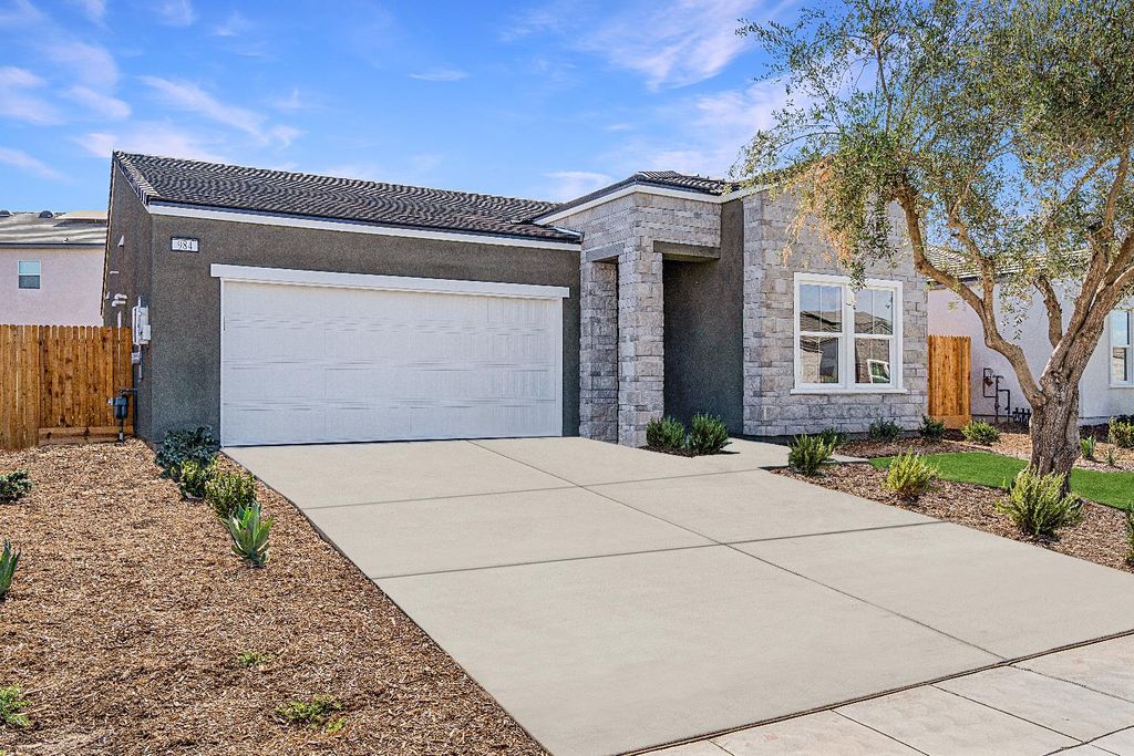 Image 3 of property listing at 984 Deerhorn Drive W, Madera, CA 93636