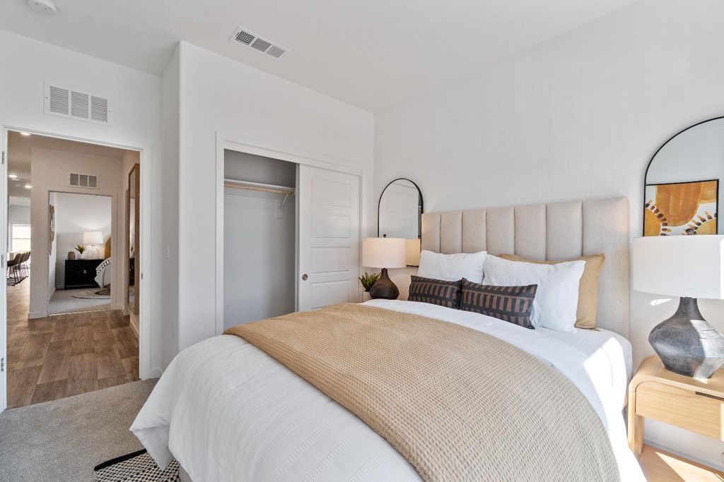 Image 6 of property listing at 984 Deerhorn Drive W, Madera, CA 93636