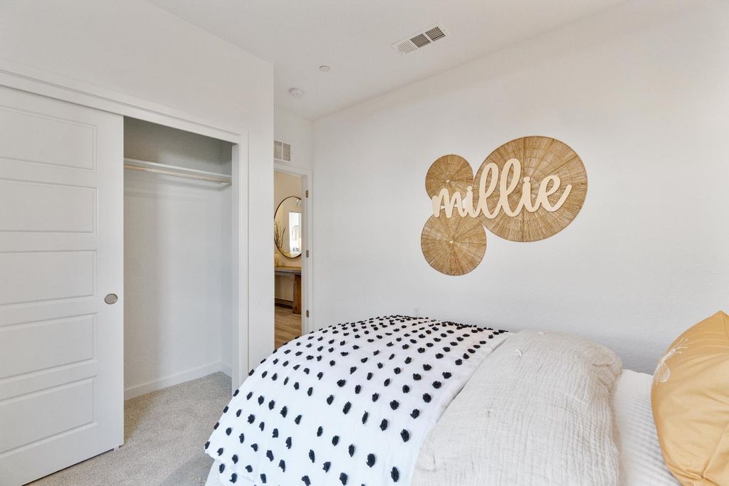 Image 8 of property listing at 984 Deerhorn Drive W, Madera, CA 93636