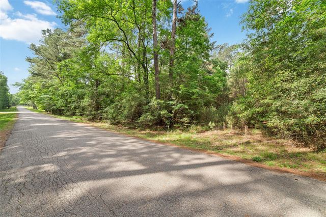 1070 Apache Dr, Conroe, TX 77316