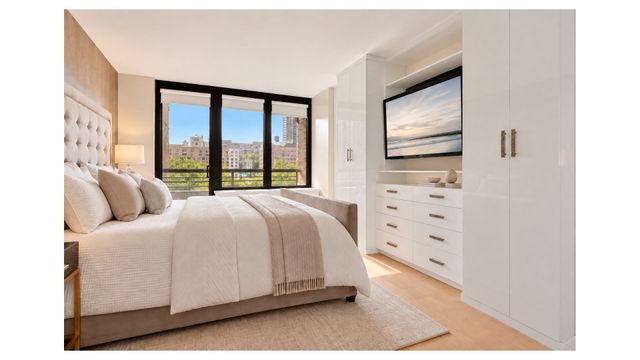 330 E 38th St Apt 9P, New York City, NY 10016