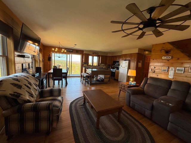 216 Ghastly Job Way, Wilmington, VT 05363